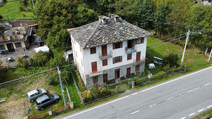 Appartamento quadrilocale in vendita in Via Torino, Lemie