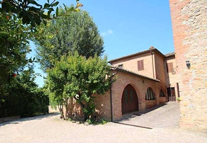 Casa con 8 locali in vendita in Sovicille