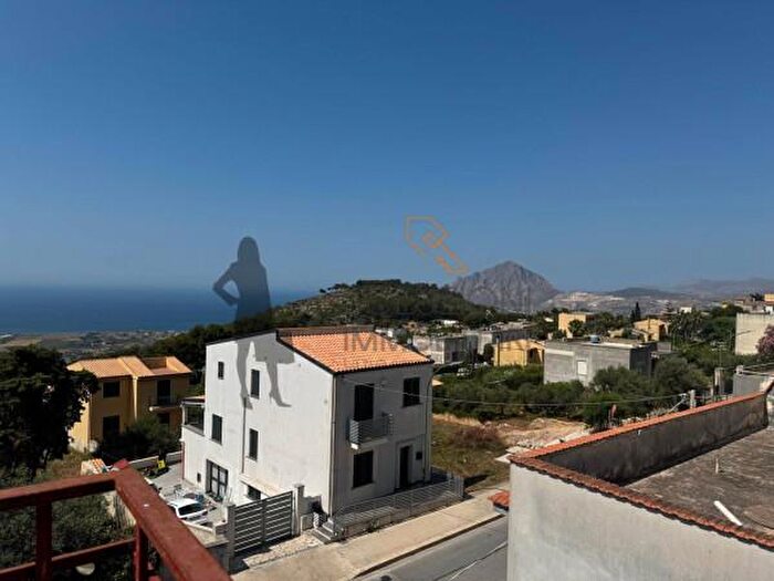 Appartamento con 5 locali in vendita in Via Vespri, Valderice