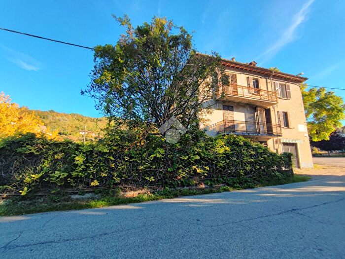 Casa con 13 locali in vendita in Via Roma, Garbagna