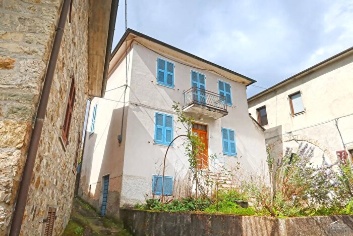 Casa con 6 locali in vendita in Bagnone