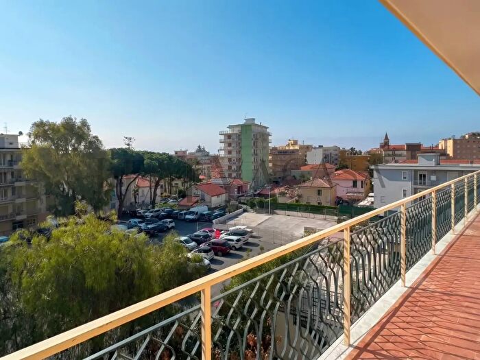Appartamento quadrilocale in vendita in Via Aurelia Pontente, Taggia