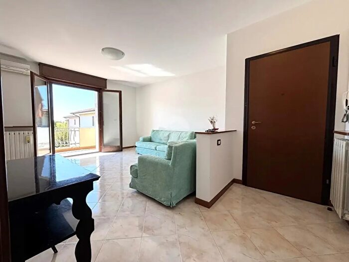 Appartamento trilocale in affitto in Via Passoni, Curtatone