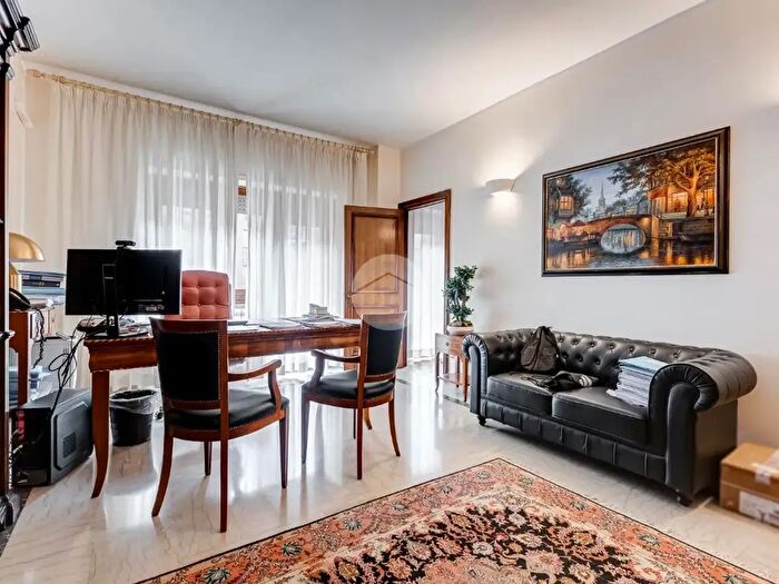 Appartamento con 7 locali in vendita in Via Monte Santo, Roma