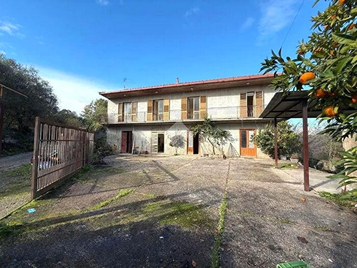 Casa con 6 locali in vendita in Via delle Monache, Limatola