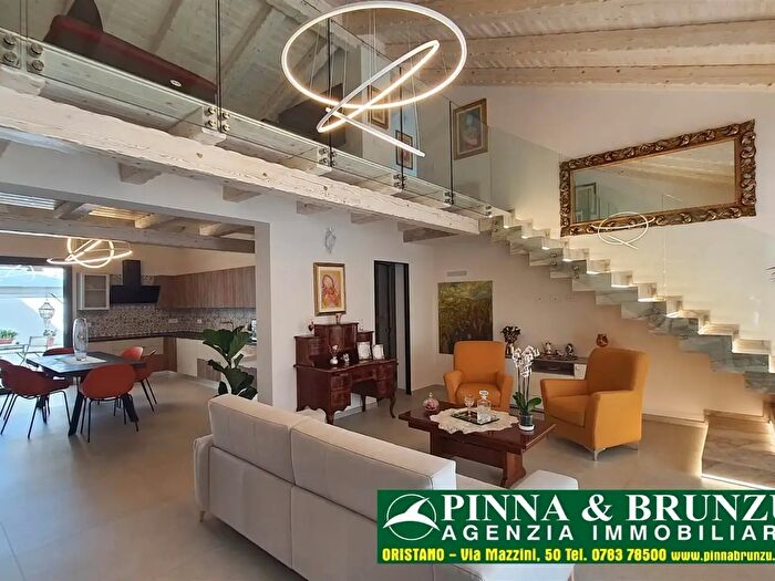 Casa con 8 locali in vendita in Oristano