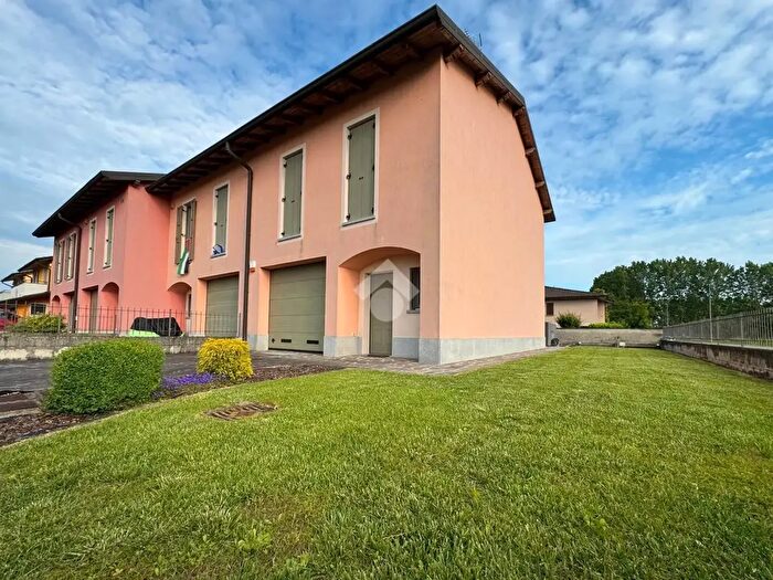 Casa trilocale in vendita in Via Pierre E Marie Curie, Vailate