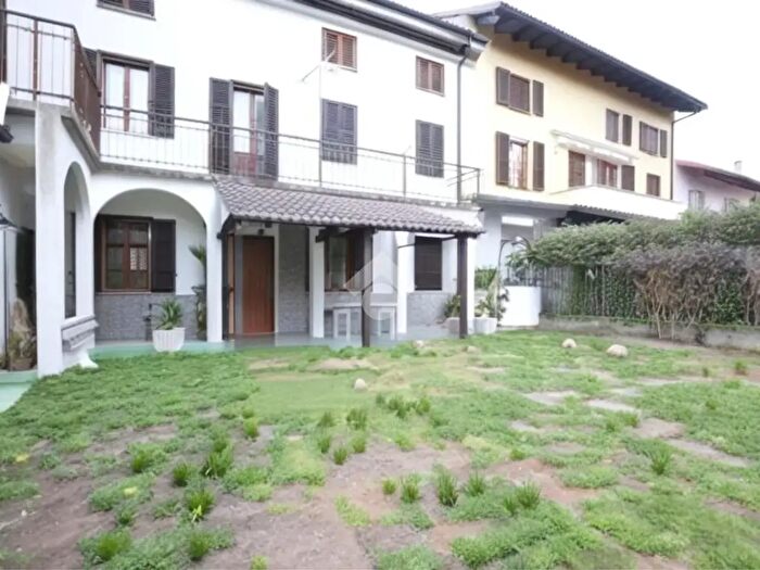 Casa con 6 locali in vendita in Via Cesare Battisti, Bergamasco