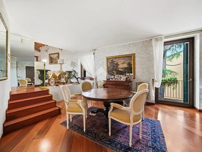 Appartamento con 6 locali in vendita in Via G Oberdan, Verona