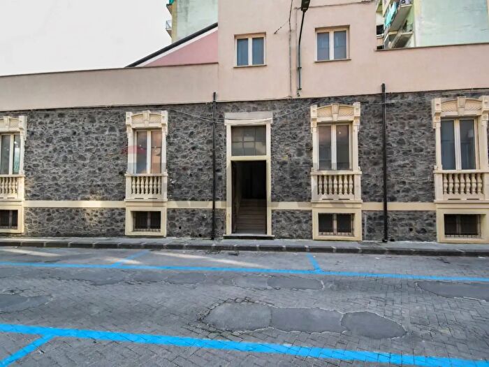 Casa con 9 locali in vendita in Via Eugenio Curiel, Adrano