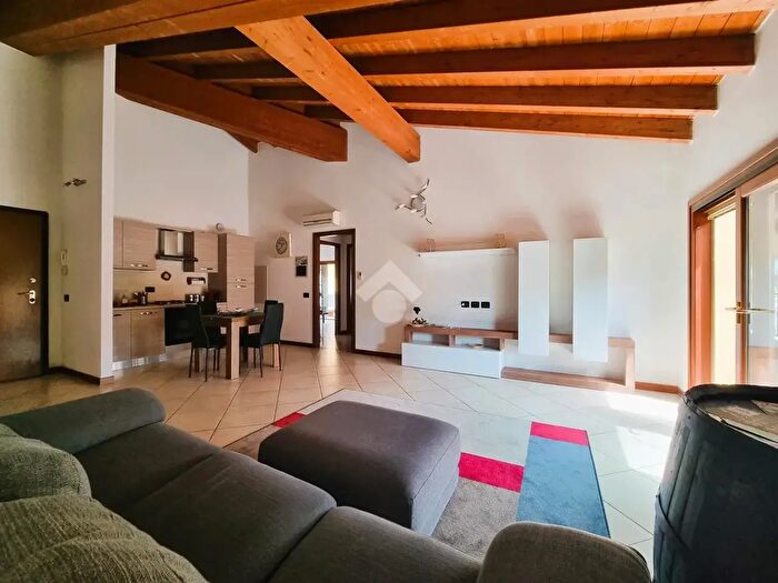 Appartamento trilocale in affitto in Via Cisa, Borgo Virgilio