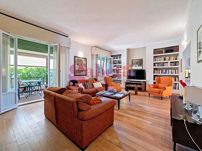 Appartamento con 8 locali in vendita in Via Colombo, Pisa