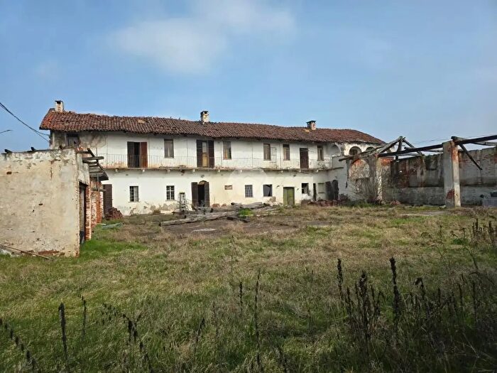 Casa con 12 locali in vendita in Via Biagio Frola, Montanaro