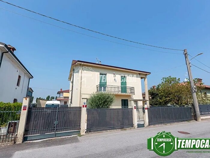 Casa quadrilocale in vendita in Via a Manzoni, Agnadello