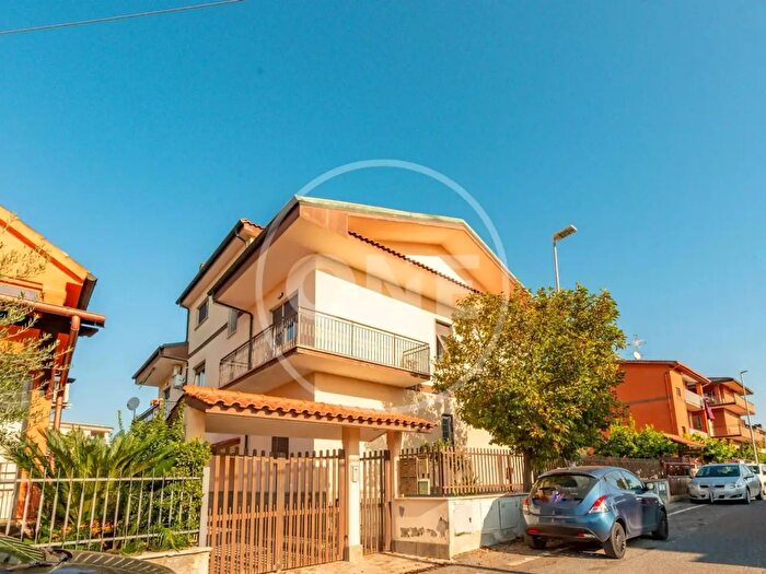 Appartamento trilocale in vendita in Via Gamberale, Roma