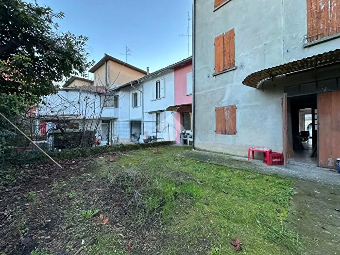 Casa quadrilocale in vendita in Via Roma, Castelnovo Di Sotto