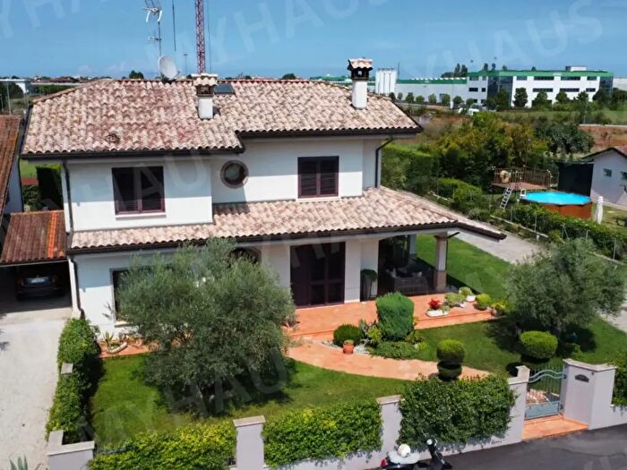 Casa con 8 locali in vendita in Via Bellini, Gatteo