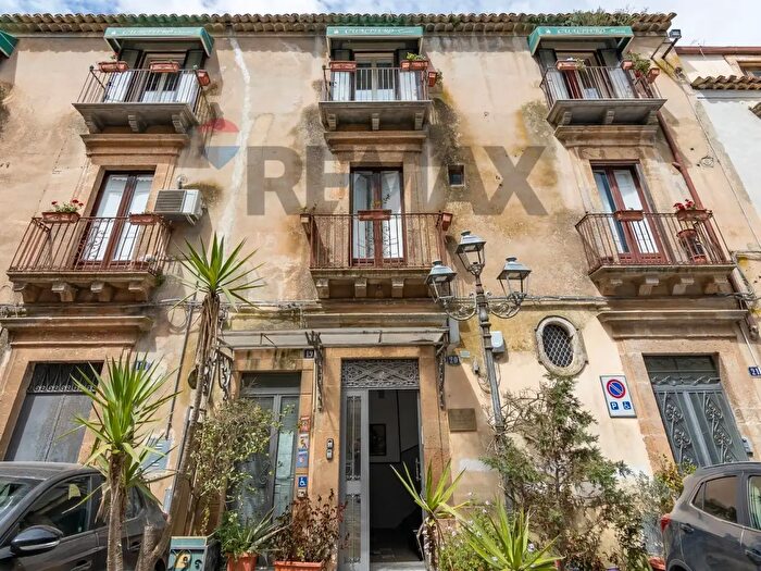 Casa con 14 locali in vendita in Piazza S Francesco dAssisi, Caltagirone