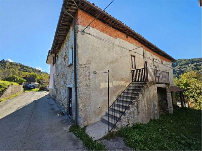 Casa con 5 locali in vendita in Località Livrato, Nucetto