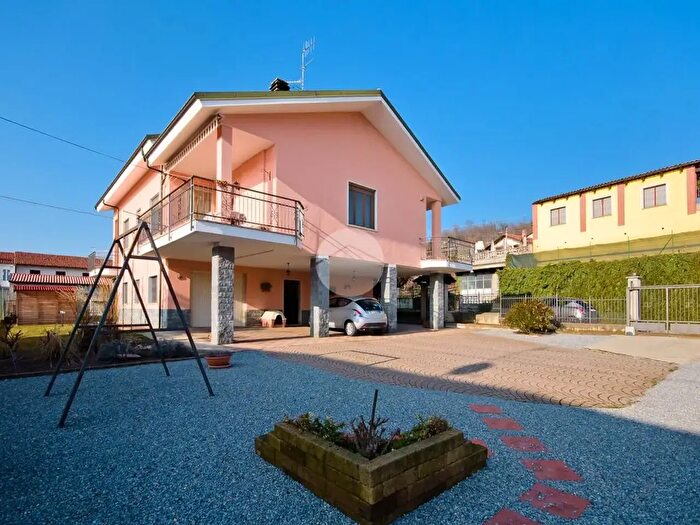 Casa con 5 locali in vendita in Str Biola, Bra