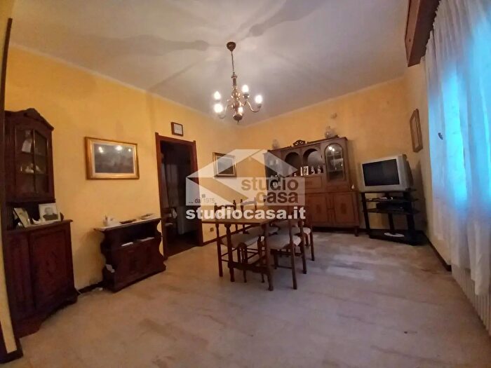 Appartamento trilocale in vendita in Via Barzoni, Palazzo Pignano