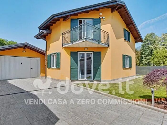 Casa quadrilocale in vendita in Via XXIV Maggio, Leggiuno