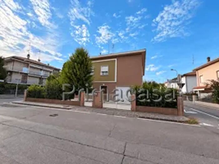 Casa con 6 locali in vendita in Via Tevere, Carpi