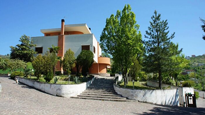 Casa con 15 locali in vendita in Contrada Costa Cola Bucchianico, Bucchianico