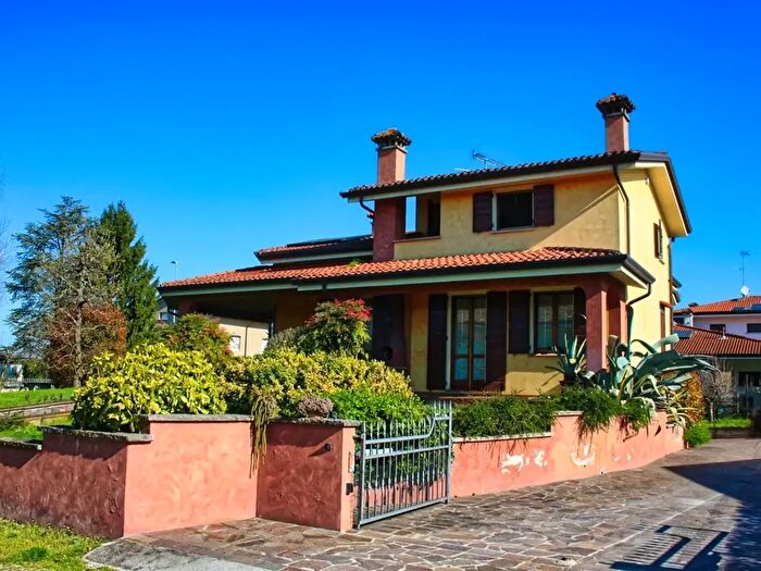 Casa con 6 locali in vendita in Via Roma, Piubega