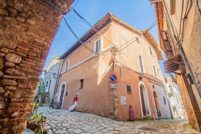 Appartamento trilocale in vendita in Piazza del ° Millennio, Selci