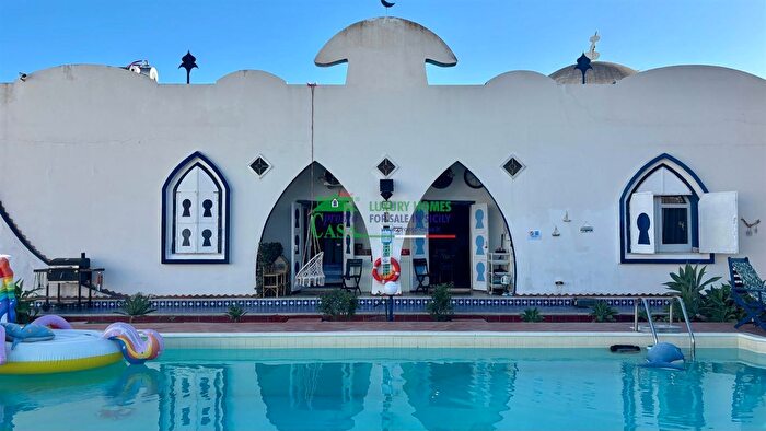 Casa con 8 locali in vendita in Viale della Pace, Scicli