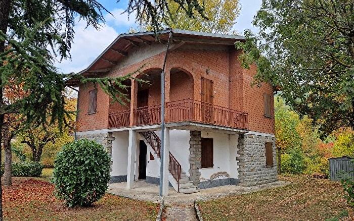 Casa con 6 locali in vendita in Montese