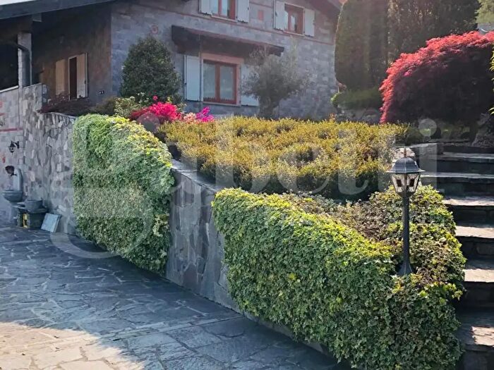 Casa con 5 locali in vendita in Via Ponte Oscuro Snc, Asso
