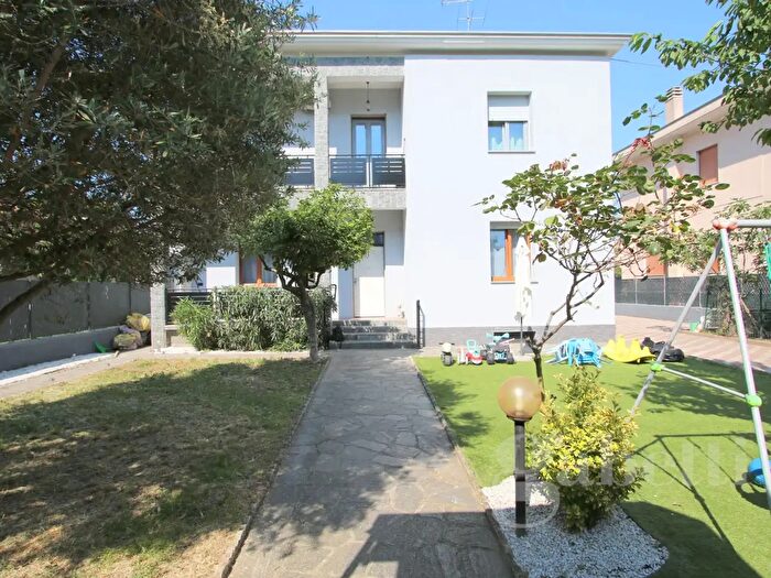 Casa con 6 locali in vendita in Via Imperia, Busto Arsizio