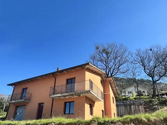 Casa con 6 locali in vendita in Località Pierlocca, Costacciaro