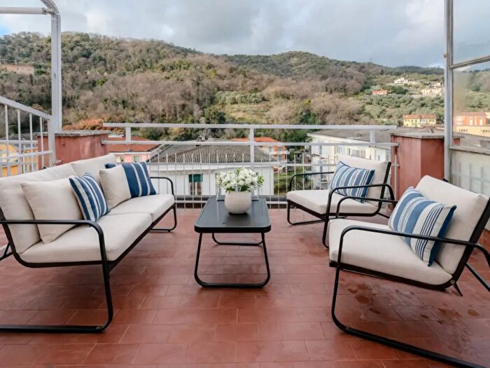 Appartamento trilocale in vendita in Via Sanda Sn, Celle Ligure