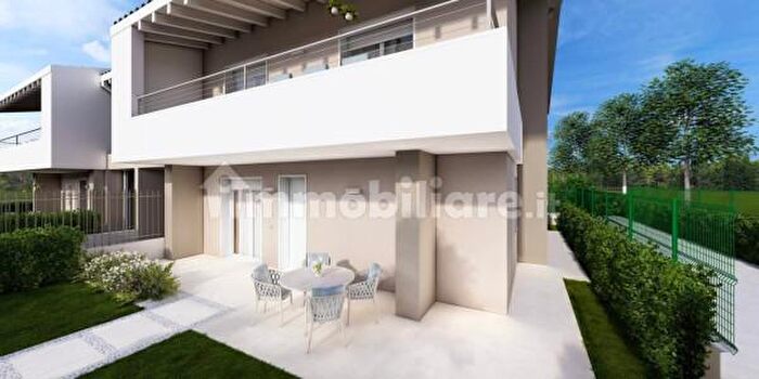 Appartamento quadrilocale in vendita in Via Francesco Petrarca, Cermenate