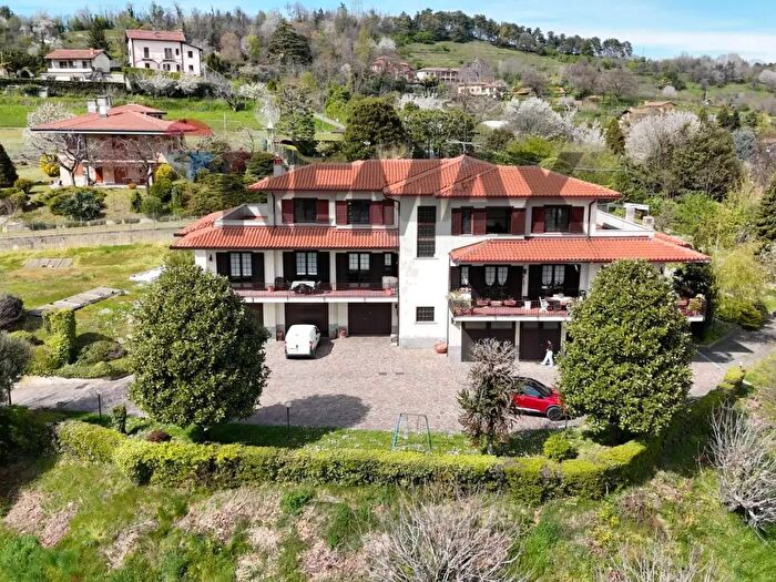 Casa con 14 locali in vendita in Via Maggio, Vigano