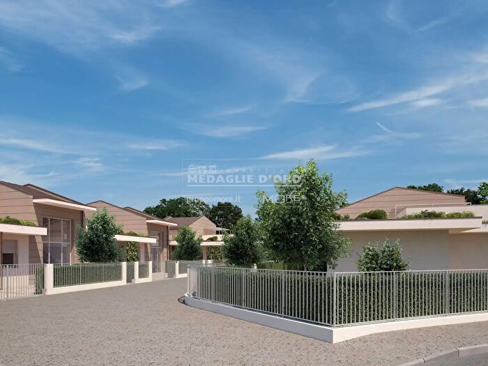 Casa con 6 locali in vendita in Via dello Zodiaco, Modena