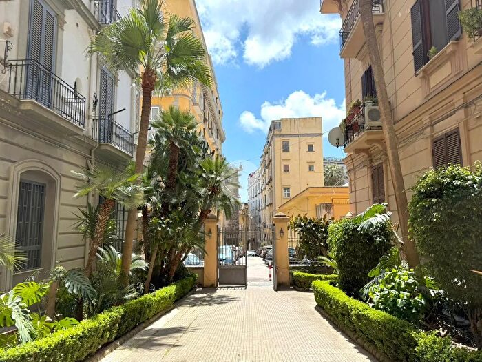 Appartamento bilocale in affitto in Vico Fiorentine a Chiaia, Napoli