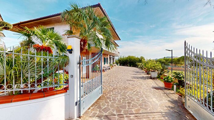 Casa con 6 locali in vendita in Osimo