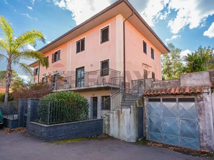 Casa con 8 locali in vendita in Via della Regione, San Giovanni La Punta