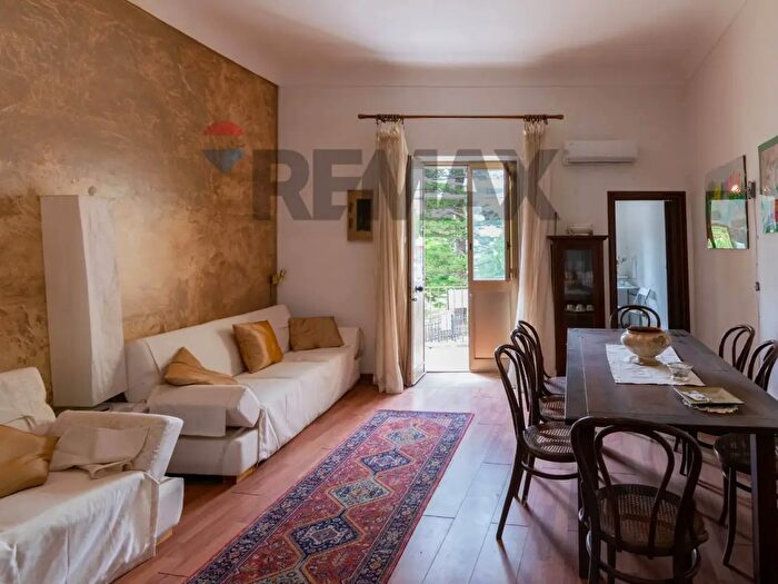 Casa quadrilocale in vendita in Via San Pietro, Licodia Eubea