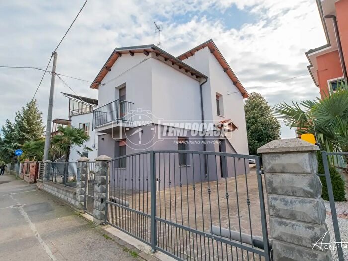 Casa quadrilocale in vendita in Via Maestra, Ravarino