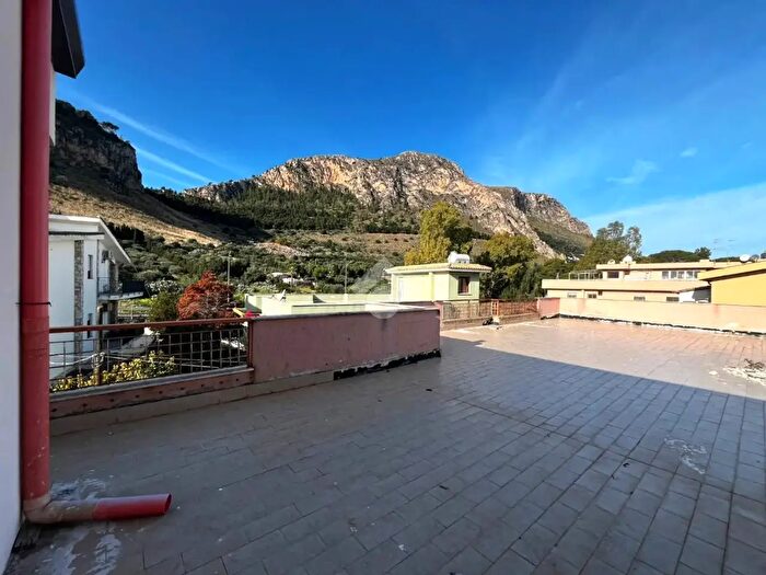 Appartamento con 9 locali in vendita in Via Ferdinando Mistretta, Santa Flavia