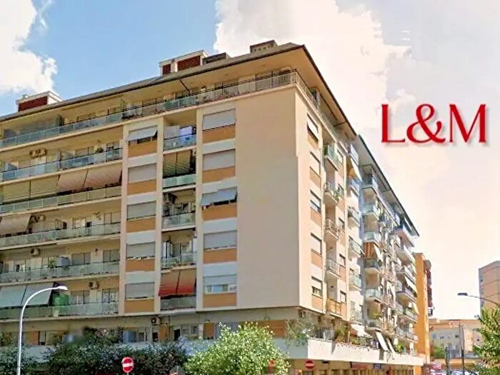 Appartamento trilocale in vendita in Via Licinio Stolone, Roma