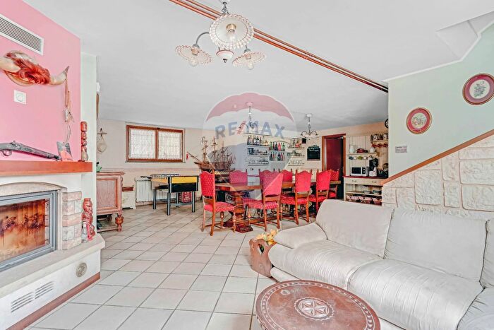 Casa con 7 locali in vendita in Viale Morandi, Bareggio