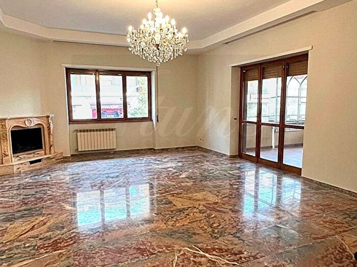 Appartamento con 6 locali in affitto in Via Valsavaranche, Conca dOro Valli, Roma