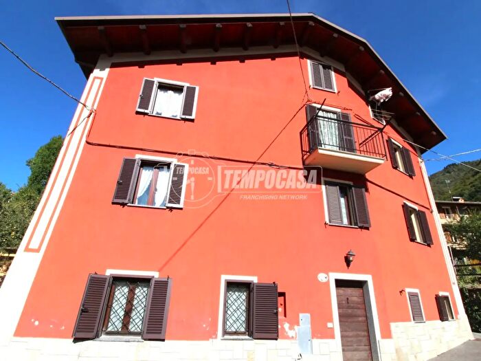 Casa con 6 locali in vendita in Via Chiesa, Pamparato