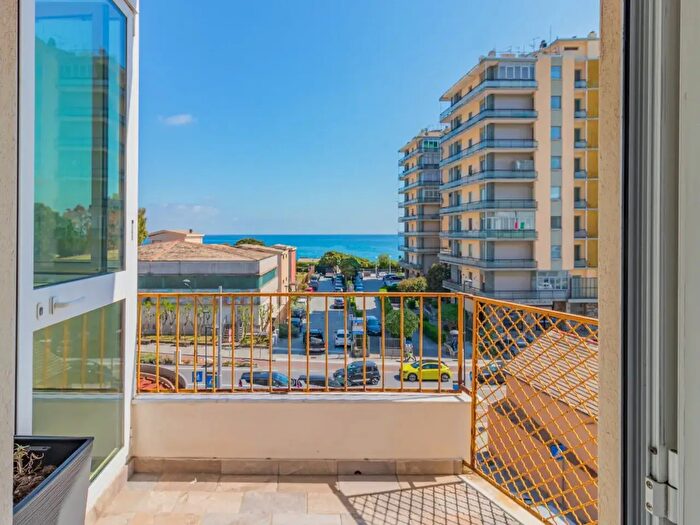 Appartamento quadrilocale in vendita in Via Cilea, Savona
